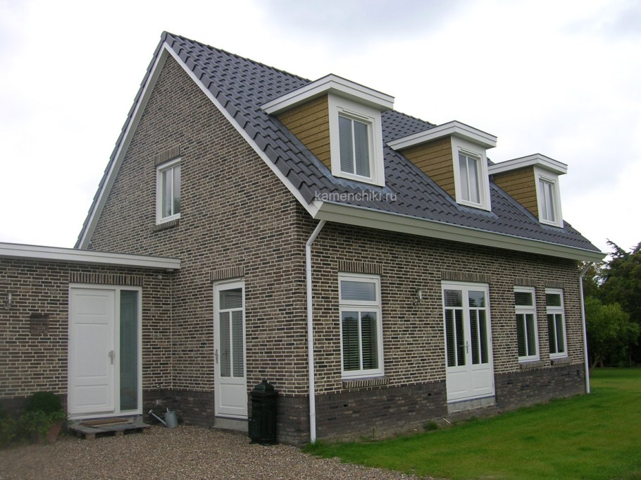 Двухцветный дом из кирпича