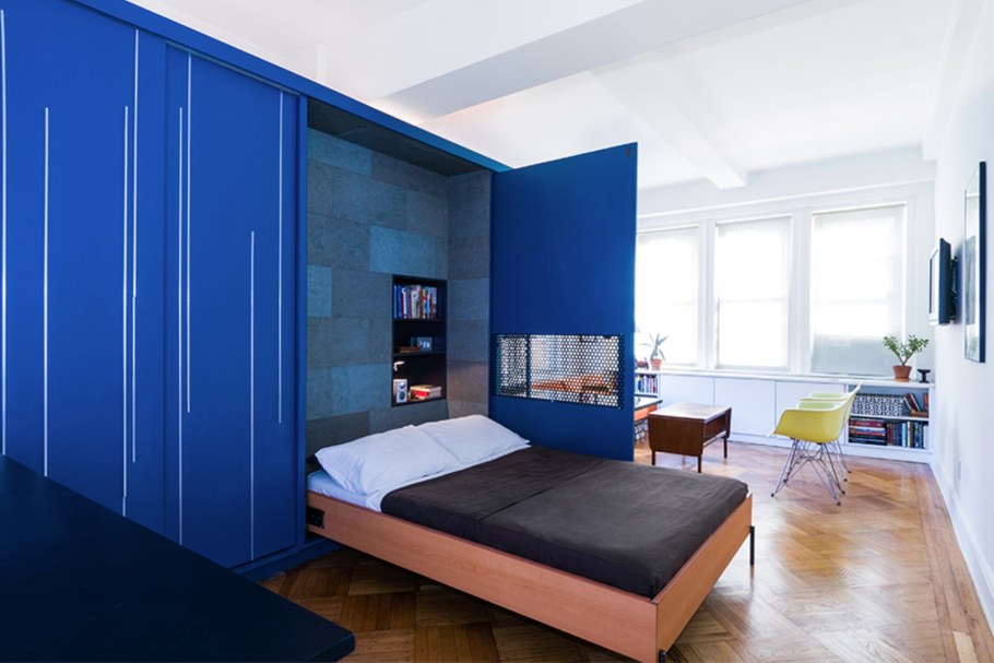 Синий шкаф в спальне