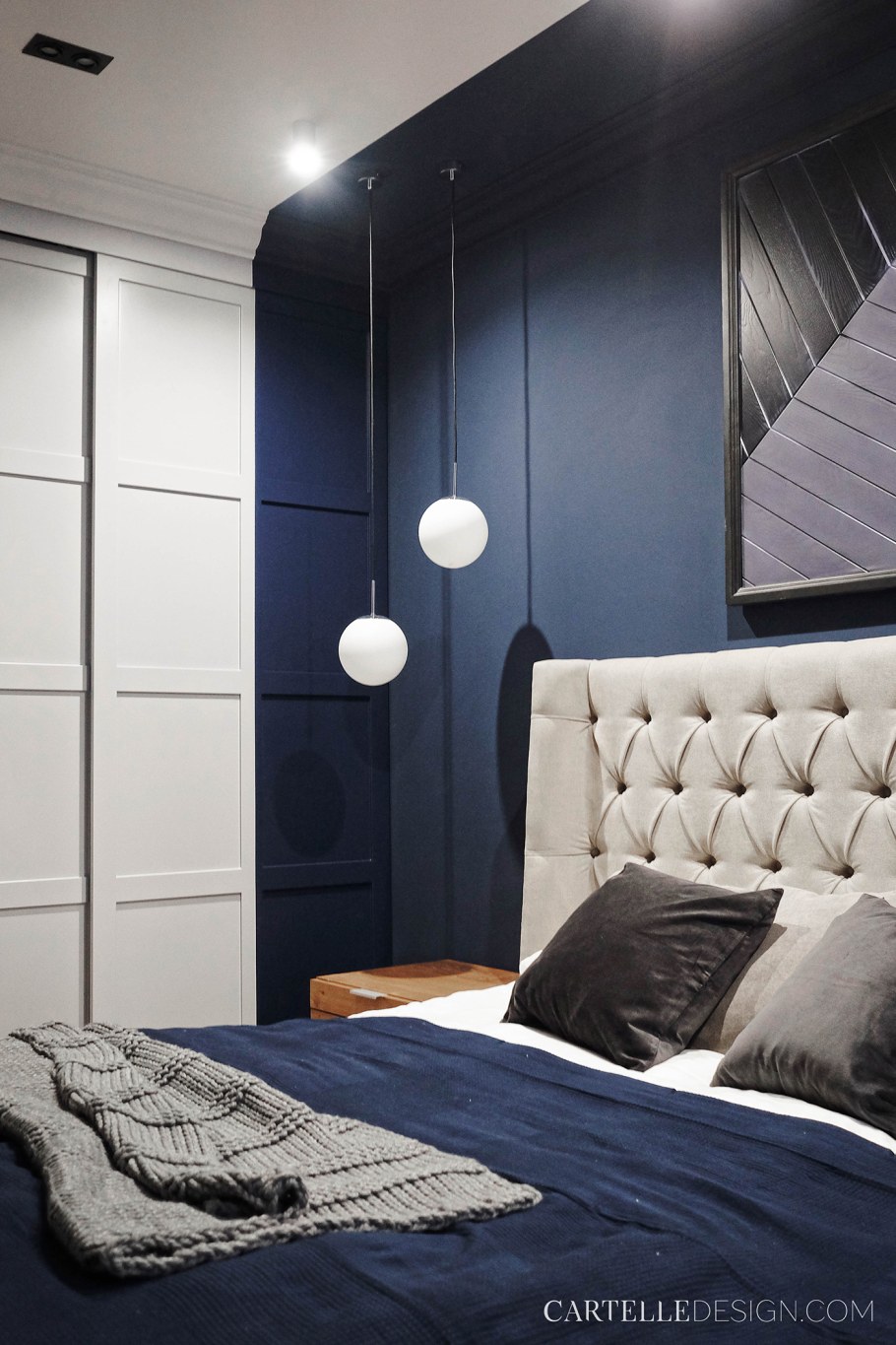 Синий шкаф в интерьере спальни