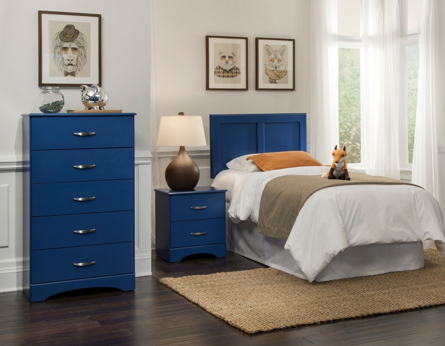 Спальня с синей мебелью