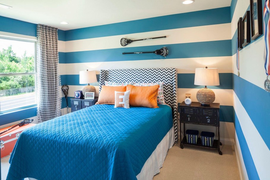 Интерьер спальни с синим полосатым покрывалом
