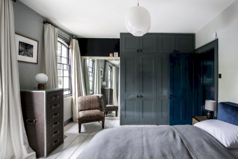 Серая розетка в интерьере синей спальни