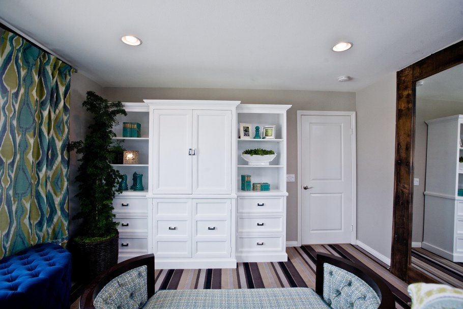 Белый шкаф в интерьере гостиной