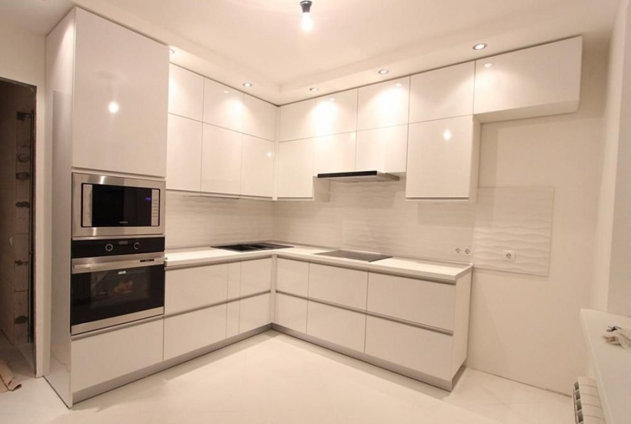 Угловая кухня светлых тонов современная