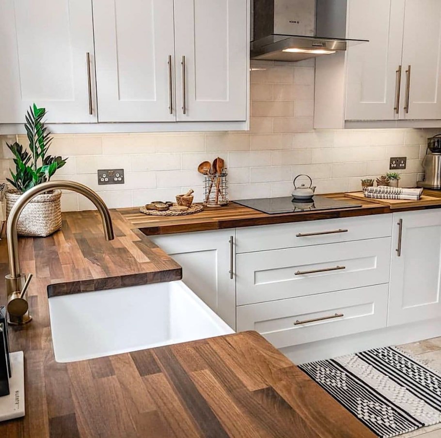 Белая кухня с деревянной столешницей