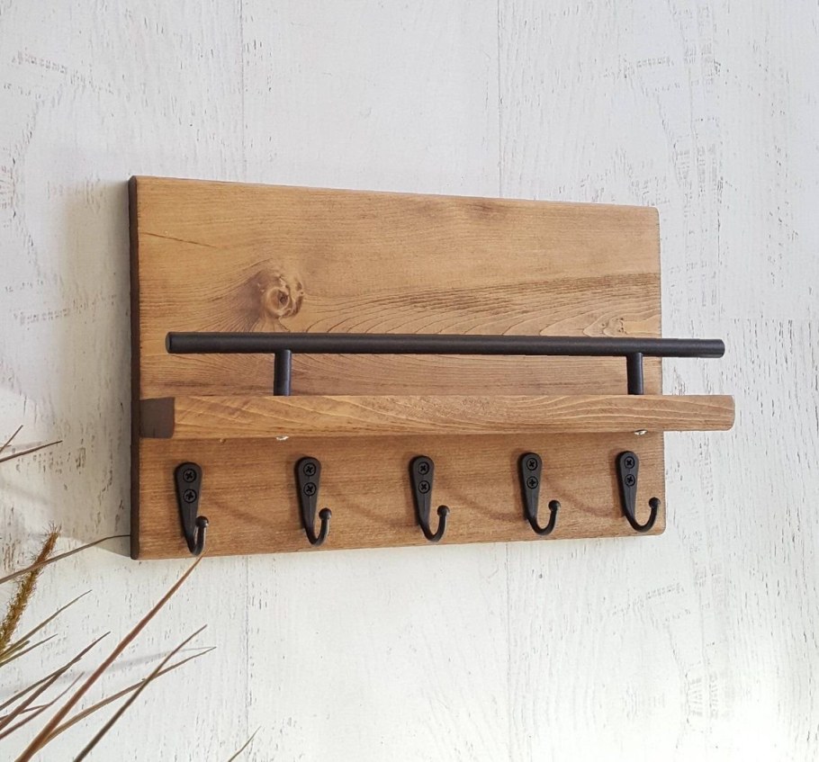 Полка с крючками деревянная