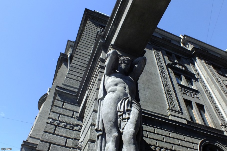 Дом с атлантами в Санкт-Петербурге на Крюковом