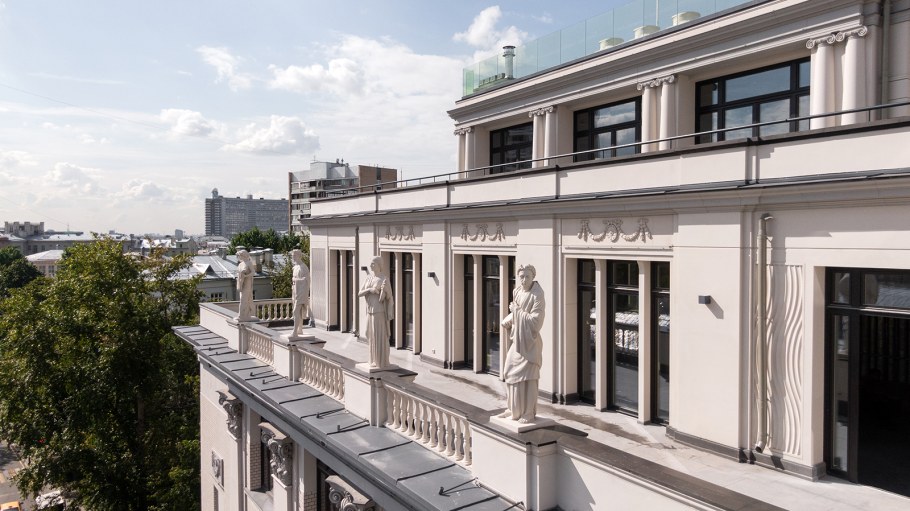 Дом с балконами нишами Патриаршие