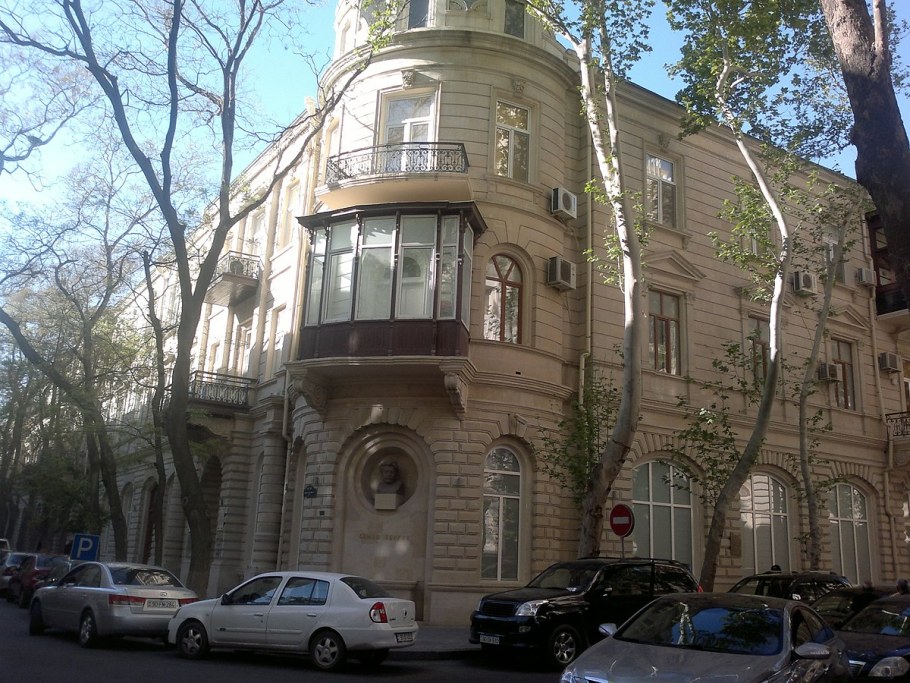 Улица Самеда Вургуна в Баку