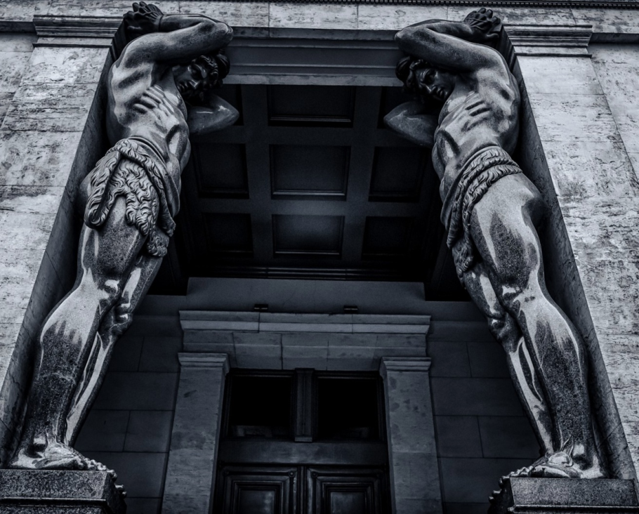 Дом с черными атлантами Питер