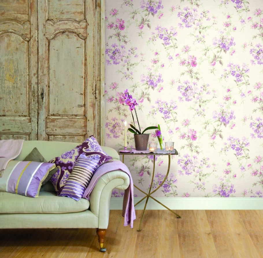 Комната с цветочными обоями