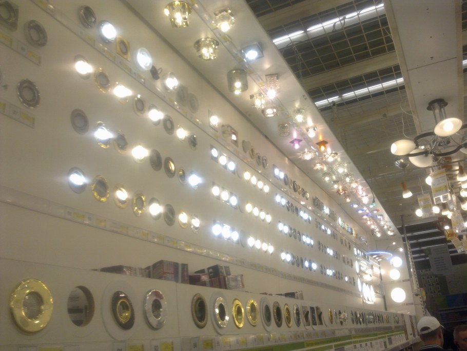 Витрина люстр в Леруа Мерлен