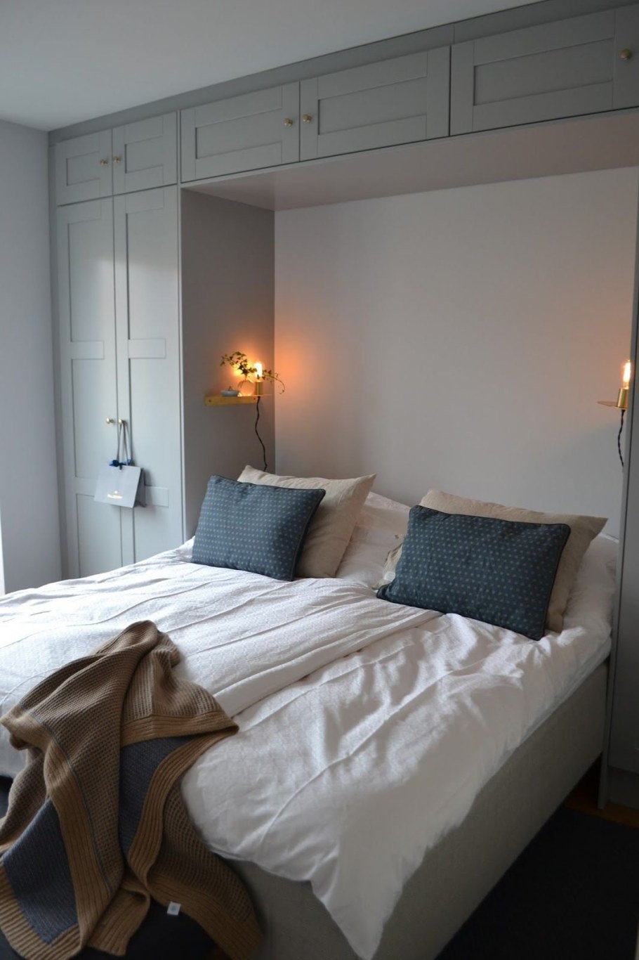 Шкаф вокруг кровати