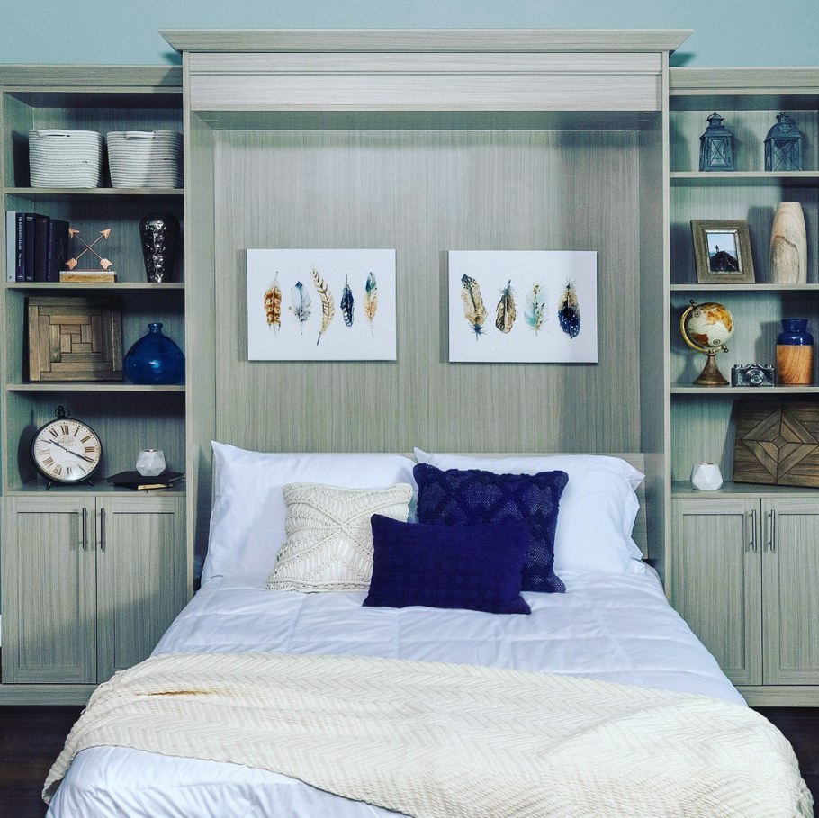 Стеллаж над кроватью