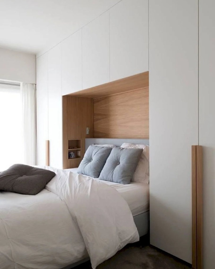 Шкаф над изголовьем кровати