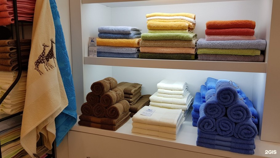 Выкладка полотенец в магазине