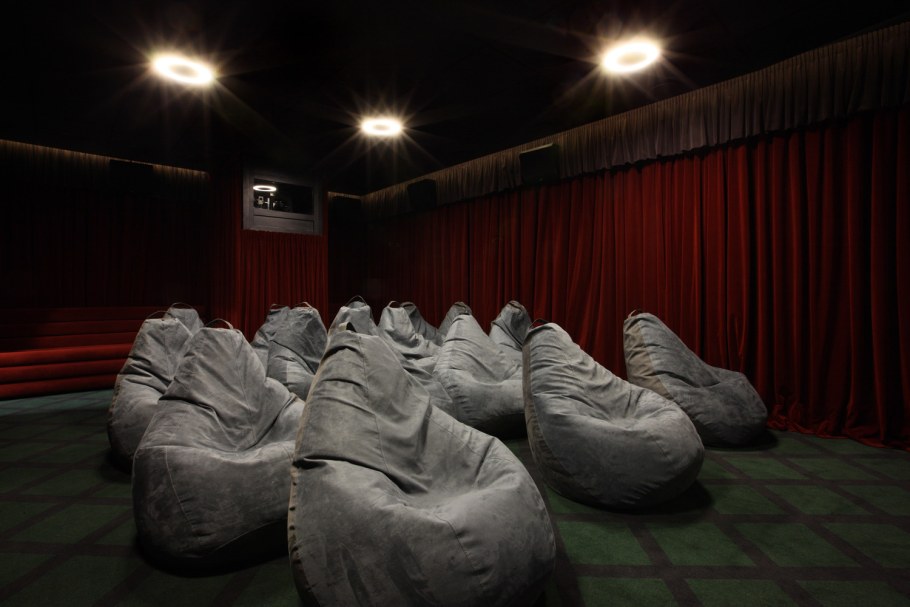 Кинотеатр с пуфиками
