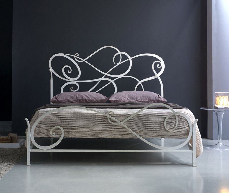 Кровать двуспальная с кованой спинкой