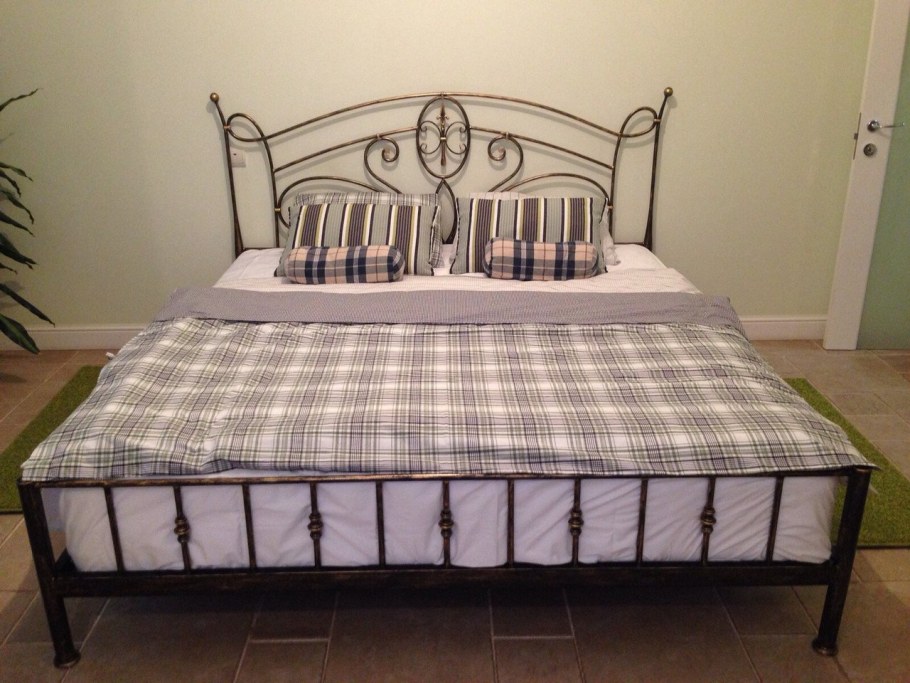 Шикарная кованая кровать