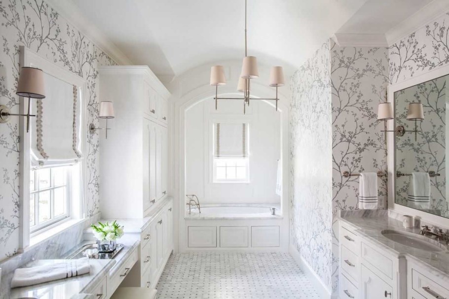 Интерьер небольшой ванной комнаты во французском стиле