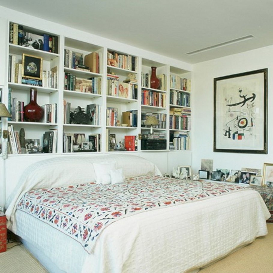 Полки над кроватью