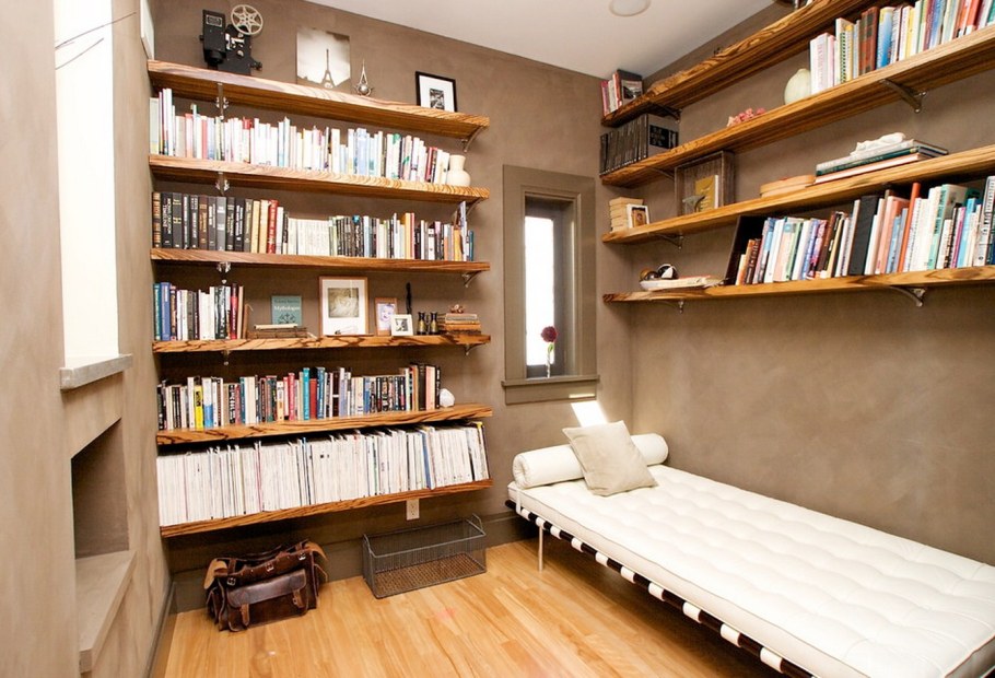 Библиотека в маленькой комнате