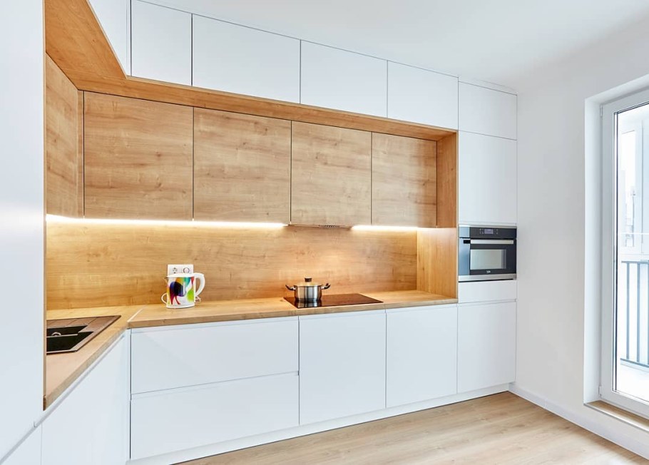 Кухня белая с деревом