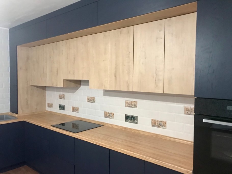 Кухня с антресолью