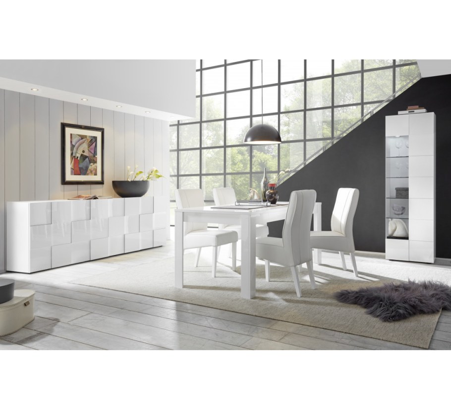 Белый лаковый столик в гостиной