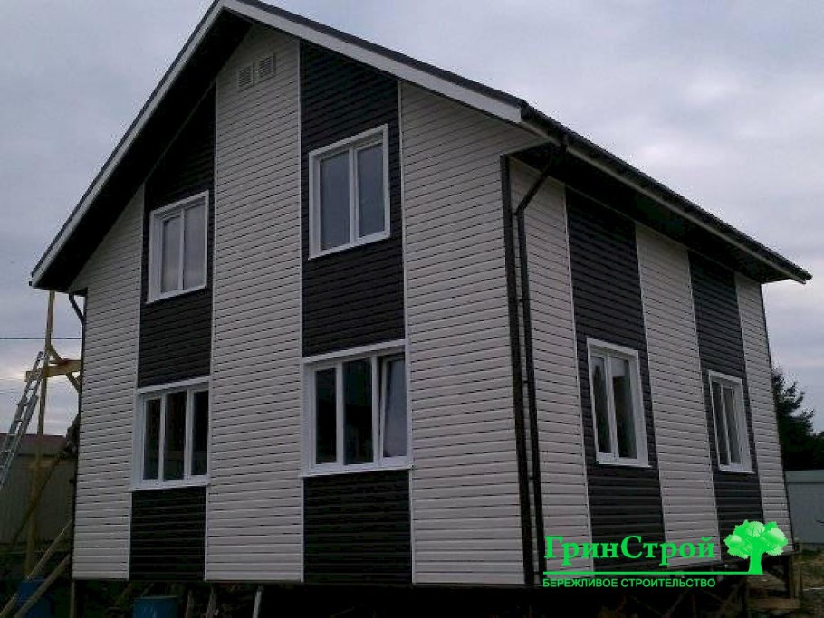 Двухэтажный дом обшитый сайдингом