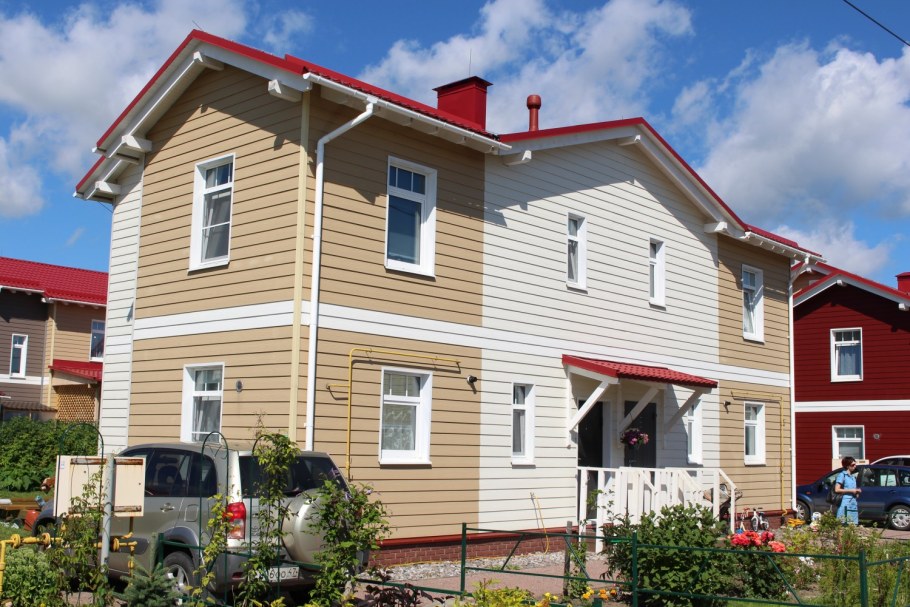 Красный Кедрал на фасаде