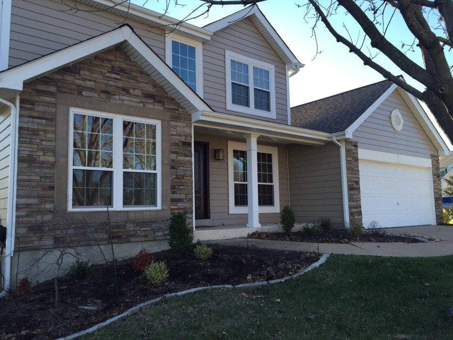 Фасад дома из сайдинга и камня