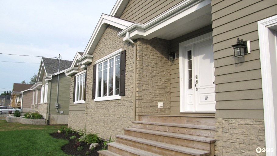 Сочетание сайдинга и кирпича