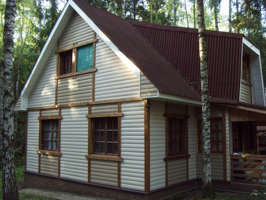 Двухцветный деревянный дом