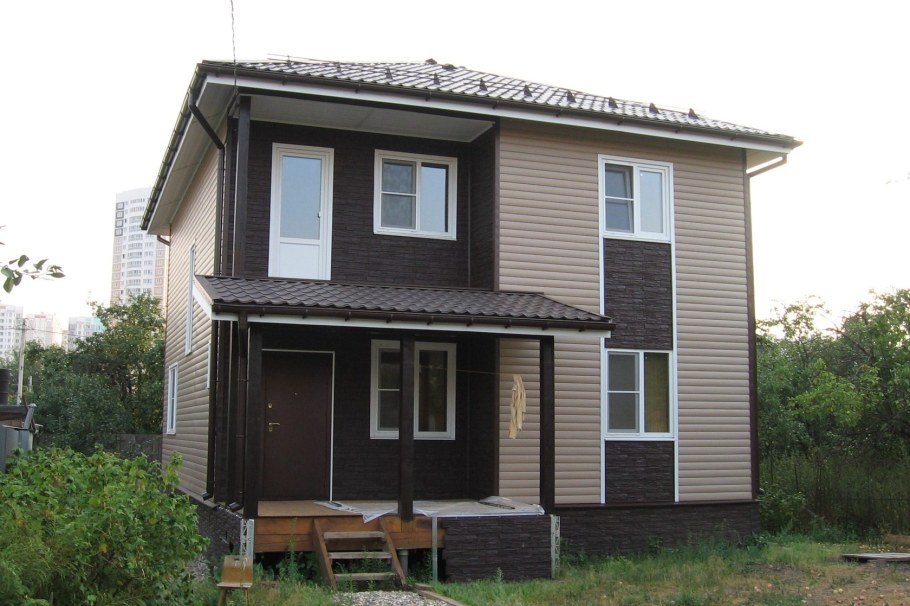 Двухэтажный дом обшитый сайдингом