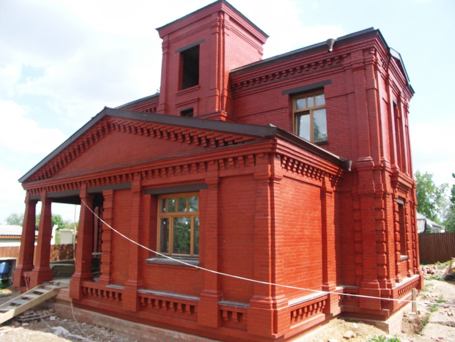 Старинный дом из красного кирпича