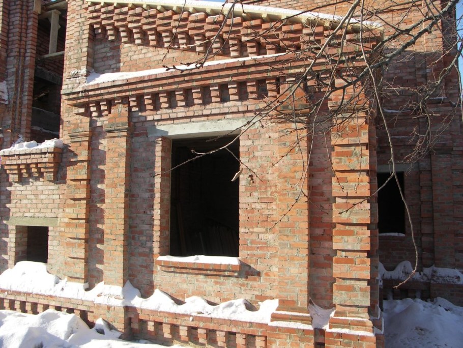 Здание с кирпичными колоннами