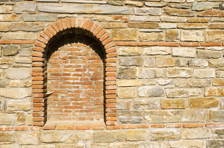 Ниша в каменной стене