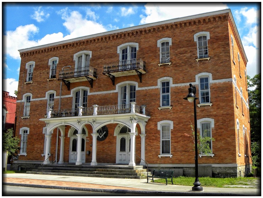 Кирпичные четырехэтажки