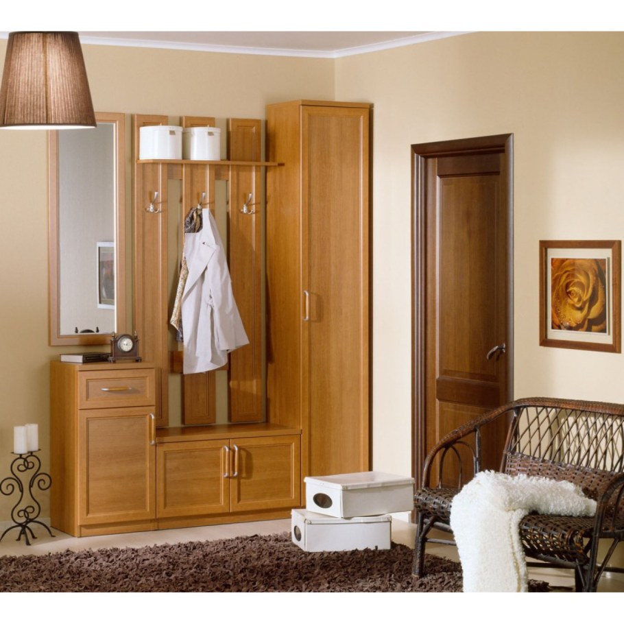 Светлая мебель в прихожей