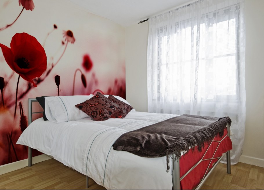 Маки в интерьере спальни