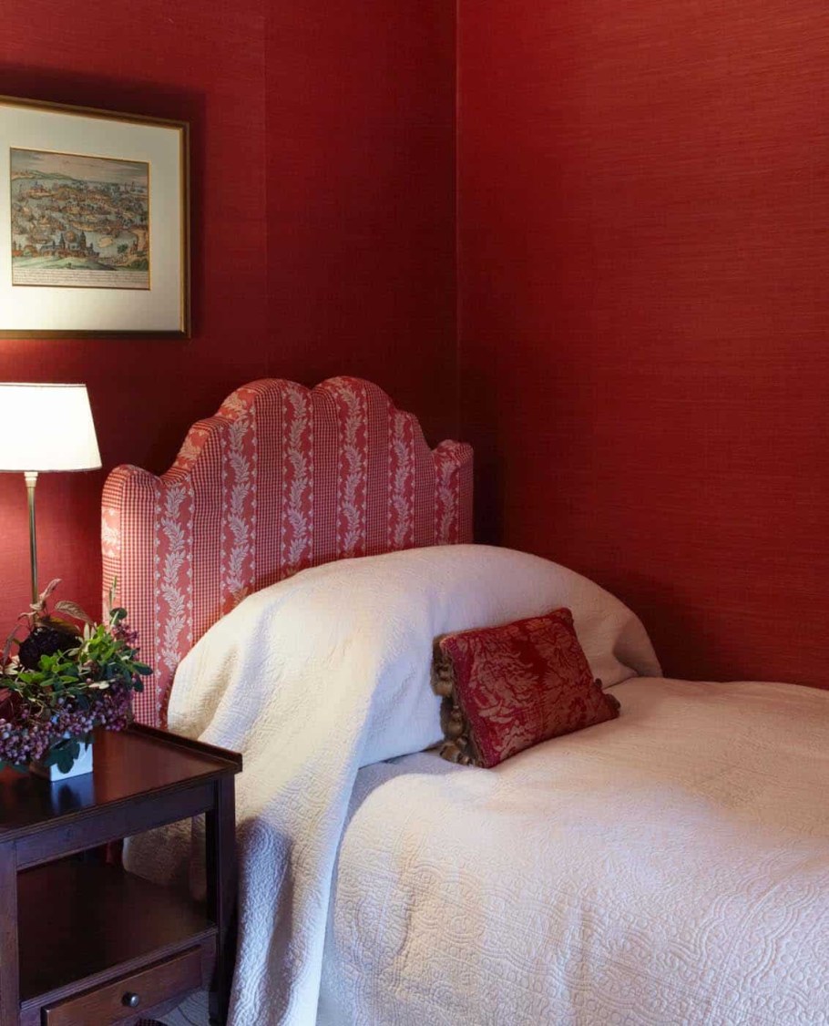 Спальня в красных оттенках
