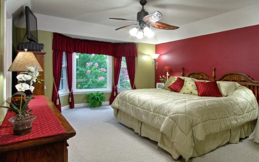 Красная люстра в интерьере спальни