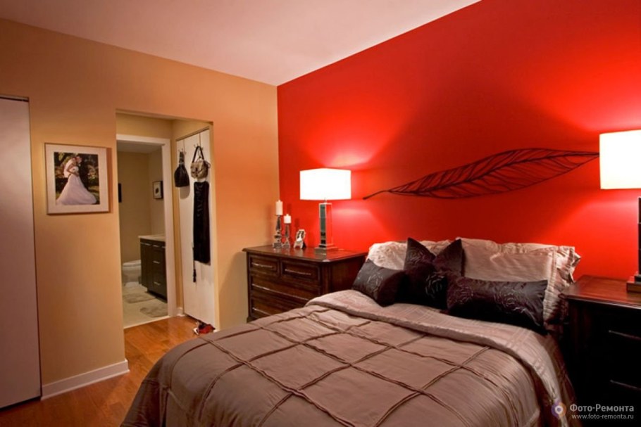 Красная стена в спальне