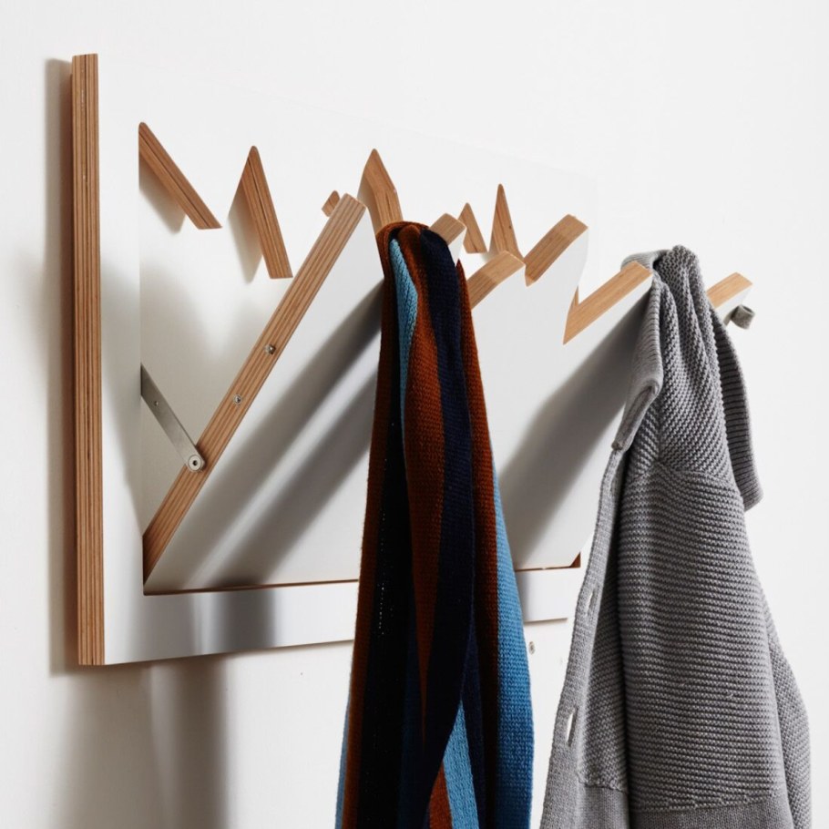 Интересная настенная вешалка