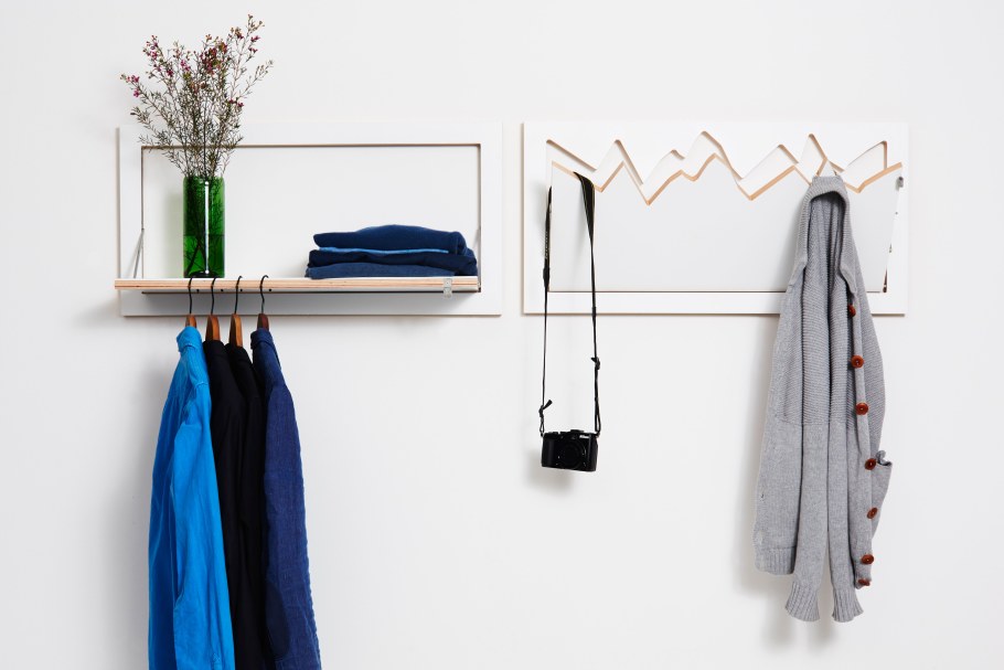 Открытая прихожая с вешалкой