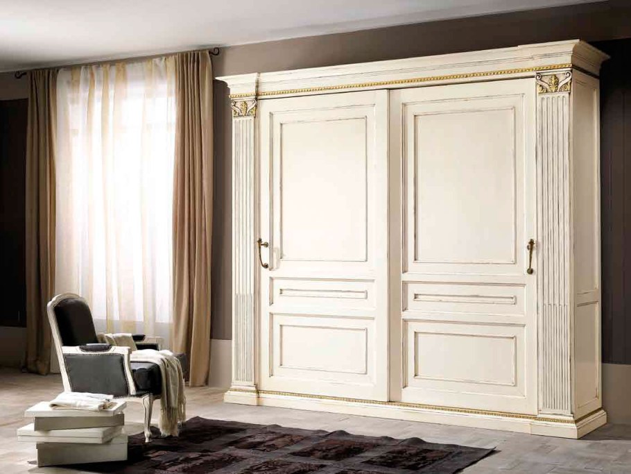 Шкаф в классическом стиле