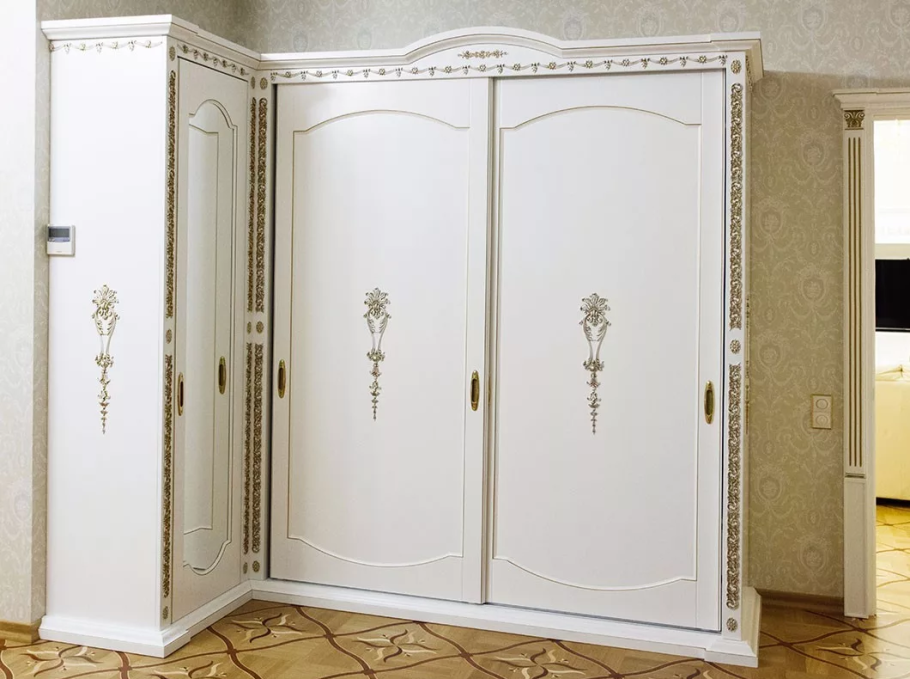 Угловой классический шкаф