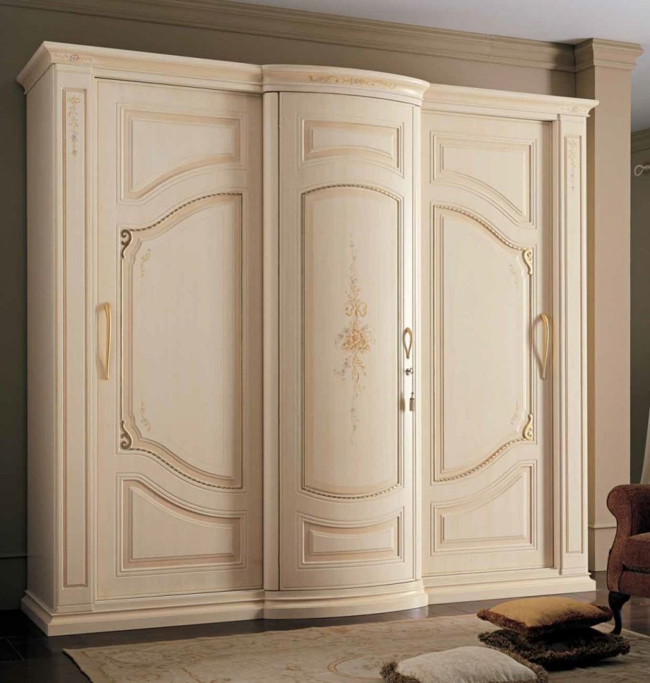 Шкаф 3 дверный классика от мебельных фабрик