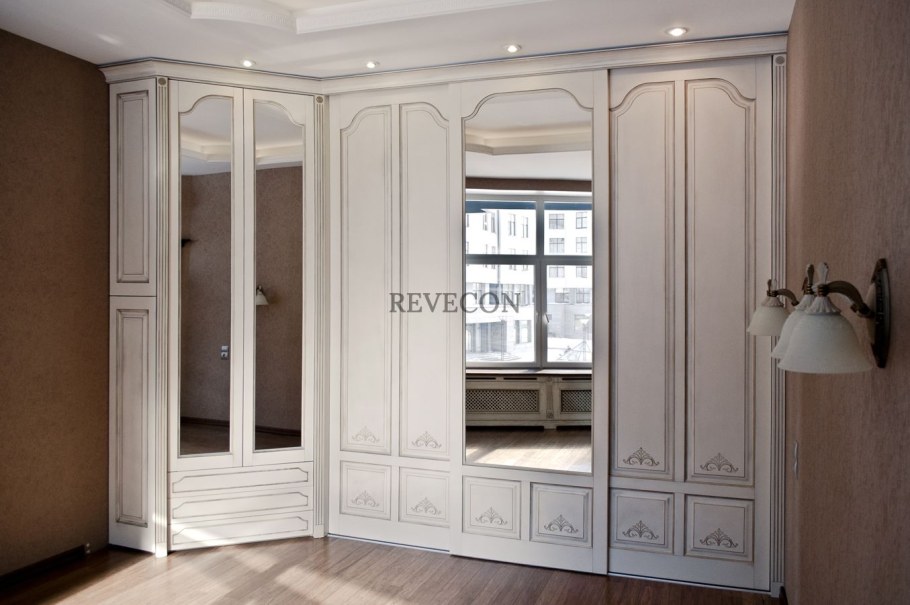 Угловые шкафы в спальню классика